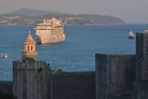The last weekend in August: 13 cruisers with 18,190 passengers are coming to town! 1 Mega cruiser in Dubrovnik