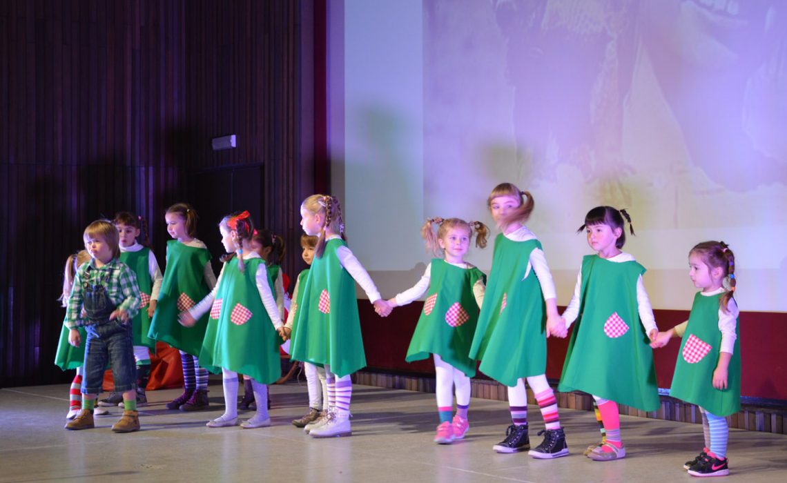 Little children from kindergarten Pile held their Christmas