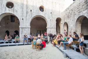 The Elementary Particles, a play between a performance and a cabaret 1 Elementarne cestice_konferencija za medije