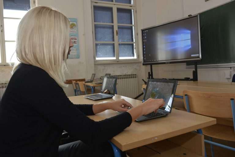 Modernization in Our High Schools: With Smart Students Comes 'Smart Classroom' 1 smart-classrooms-e-class-1