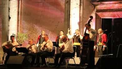 Vocal groups in front of the Cathedral 3 photo by Nora Novak