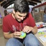 Posjetitelj slaze igracku Oblo