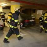 Firefighters extinguished the fire and saved the car! 10 Firemen