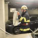 Firefighters extinguished the fire and saved the car! 5 Firemen