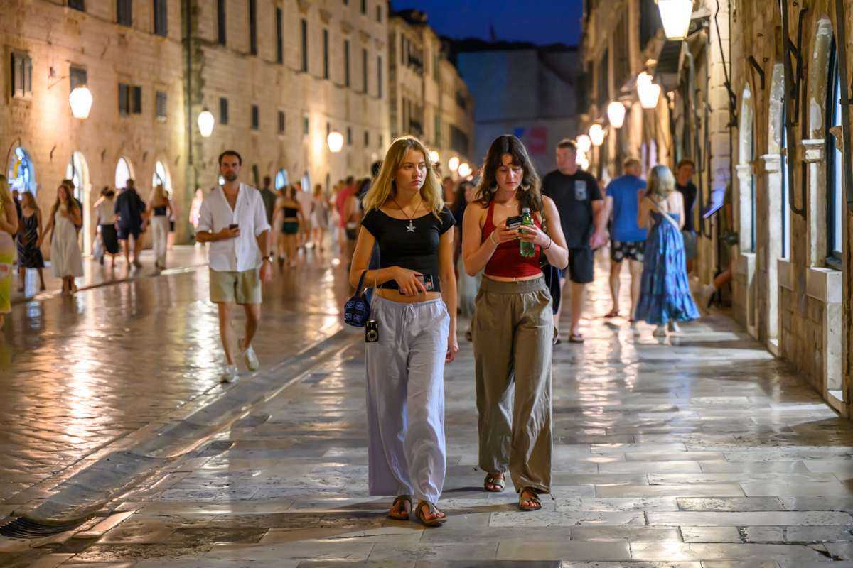 Evening on Stradun: When Dubrovnik Slows Down and Comes Alive Again 3 stradun04